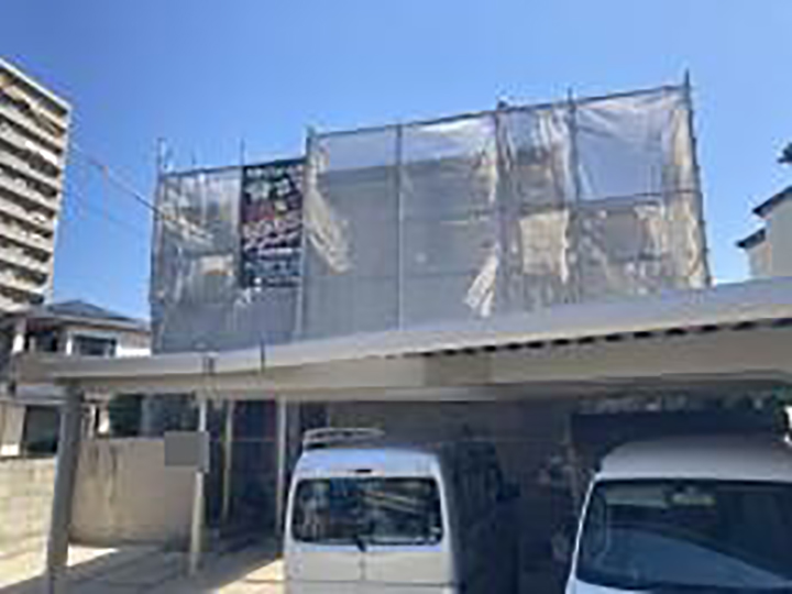 足場架けとメッシュシートを設置します。