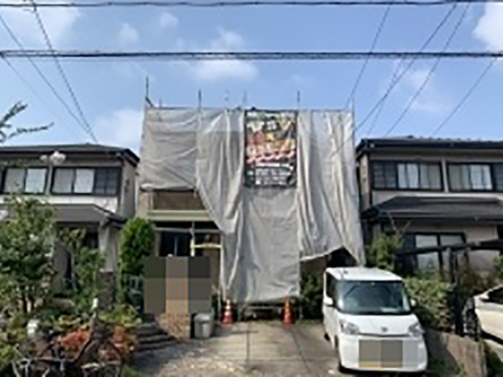 足場架けとメッシュシートを設置します。