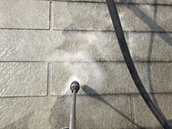 屋根を高圧ジェットで洗浄します。