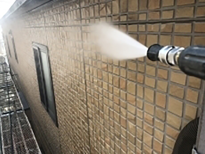 壁を高圧ジェットで洗浄します。