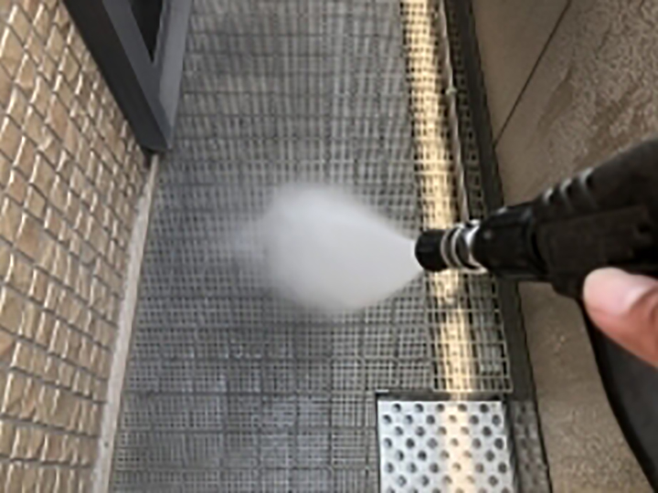 バルコニーを高圧ジェットで洗浄します。