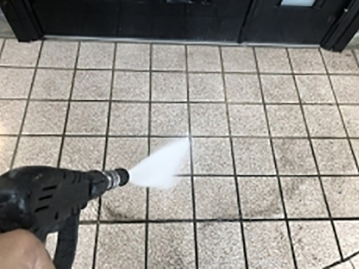 玄関周りを高圧ジェットで洗浄します。（サービス）