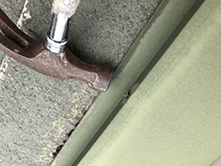 屋根板金包みを釘押さえしました。