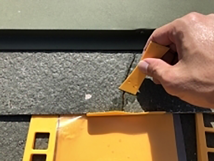 スレート瓦専用の補修材を使用し、屋根クラックを補修しました。