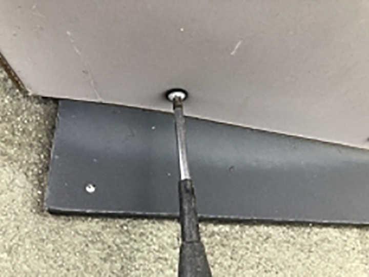 屋根ドーマーのビスが緩んでいたため締め直しました。