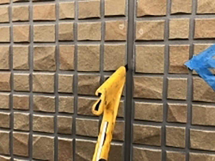 古いコーキングを切り取ります。