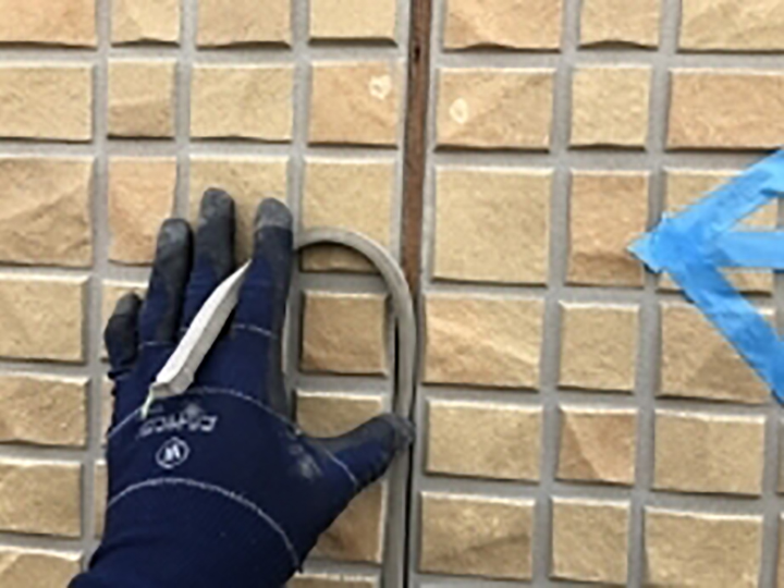 切り取った古いコーキングを撤去します。