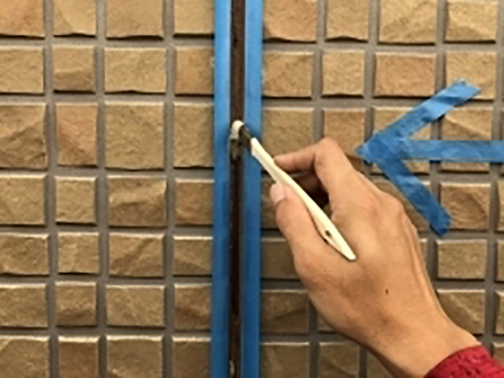 専用プライマーを塗布します。