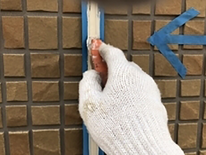 充填したコーキングをヘラ押えします。