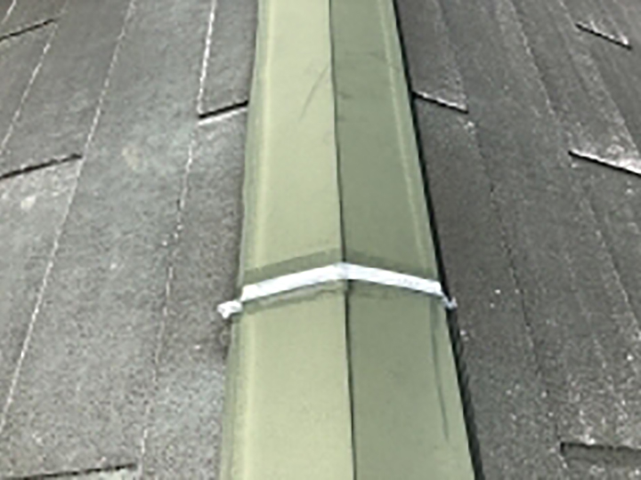 屋根板金包みジョイント部を新しいコーキングに打ち替えました。