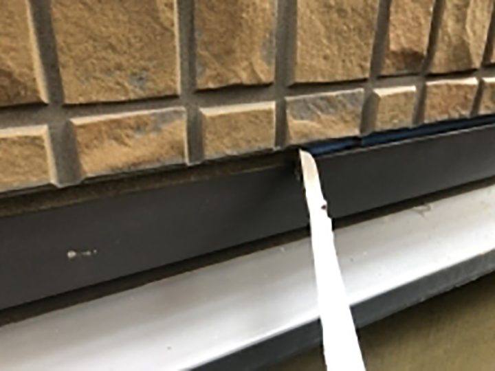 水切り上のコーキングは一旦撤去しました。