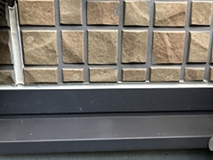 水切り上に新しいコーキングに打ち替えました。