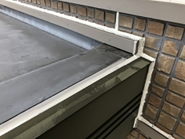 霧除けを新しいコーキングに打ち替えました。