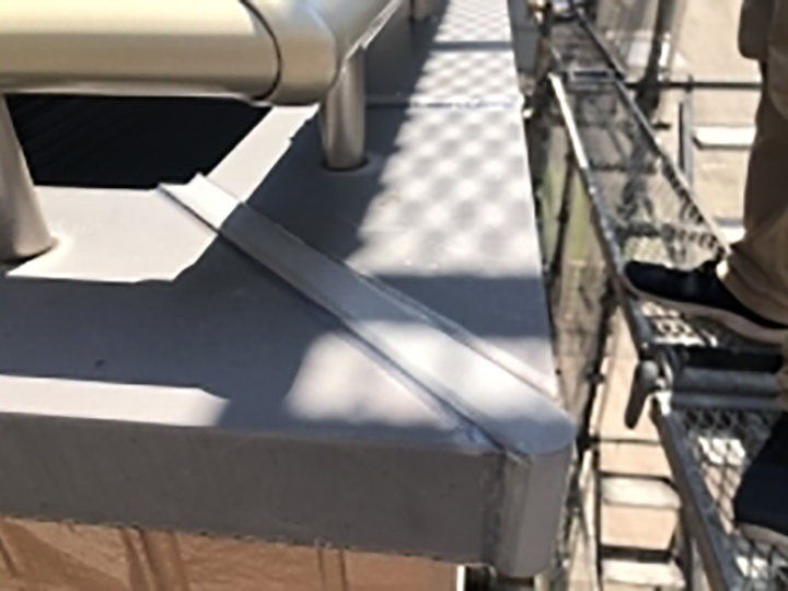 バルコニージョイント部材の取合い部分に、シリコンシール設置しました。