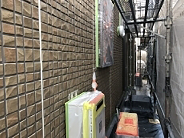 塗装前に窓周り等の開口部に養生を設置していきます。<br />
ライン出しにもこだわります！