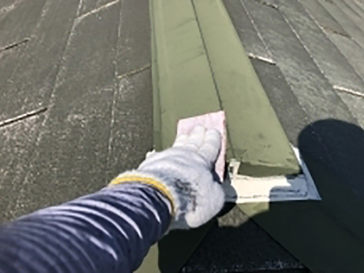 屋根板金包みの素地を調整します。