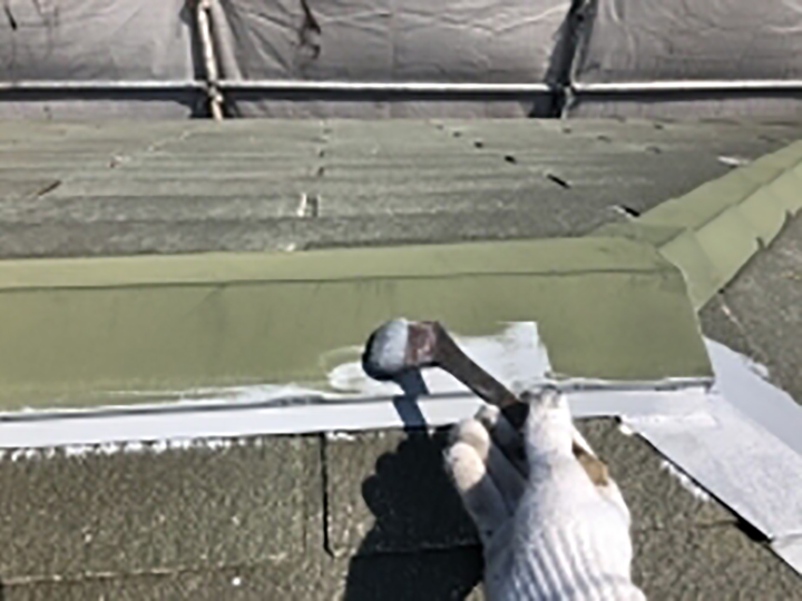 屋根板金包みにサビ止めを塗布します。