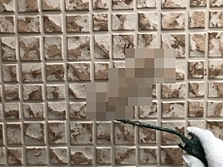 北壁にベースC色を塗布します。