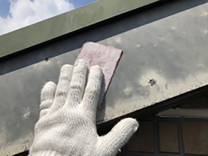 破風の素地を調整します。