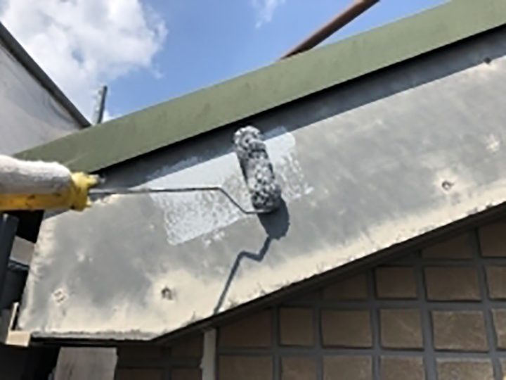 破風にサビ止めを塗布します。