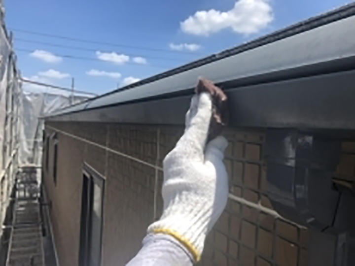 雨樋の素地を調整します。