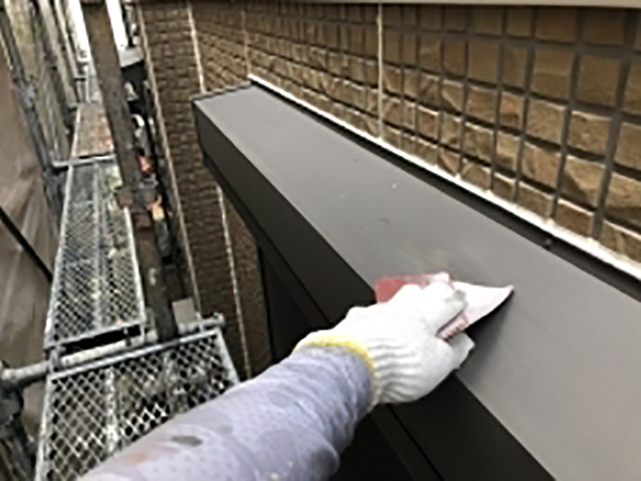 シャッターBOXの素地を調整します。