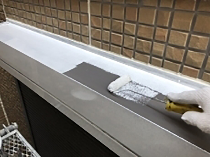 シャッターBOXに専用のプライマー塗布します。<br />
塩ビ鋼板の為、専用プライマーを塗布します。