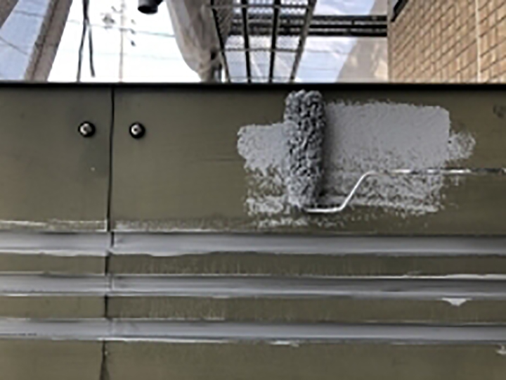 霧除けに密着プライマー塗布します。