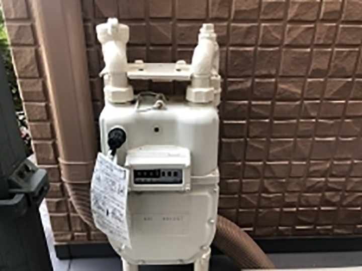 ガスメーターのパイプを塗装します。