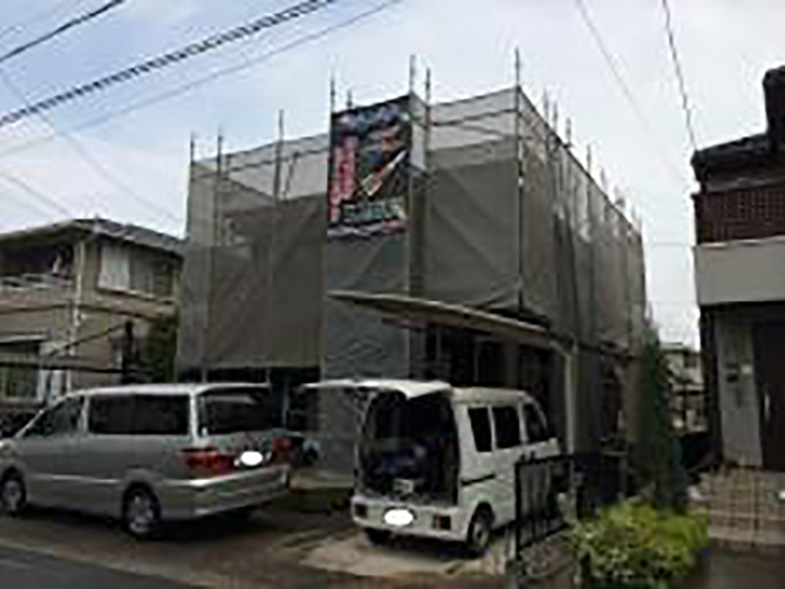 足場架けとメッシュシートを設置します。