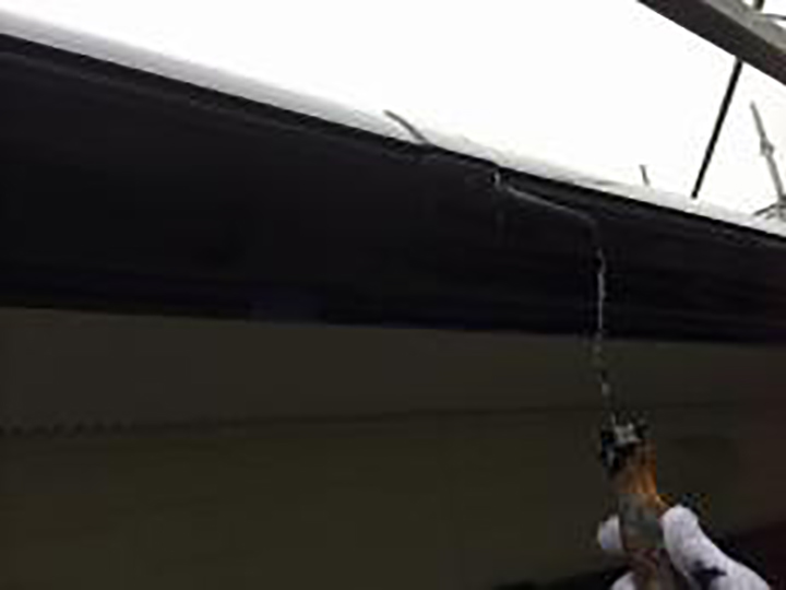 雨樋仕上げ2回目を行います。