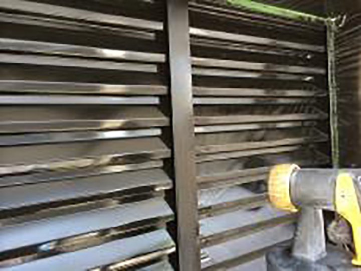 雨戸仕上げ2回目を行います。