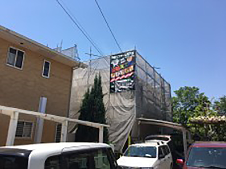 足場架けとメッシュシートを設置します。<br />
メッシュシートを設置することで塗料などが飛散することを防ぎます。