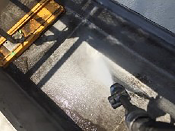 バルコニーを高圧ジェットで洗浄します。