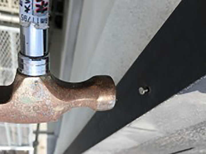 屋根板金包みを釘押さえしました。