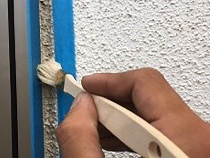 専用プライマーを塗布します。