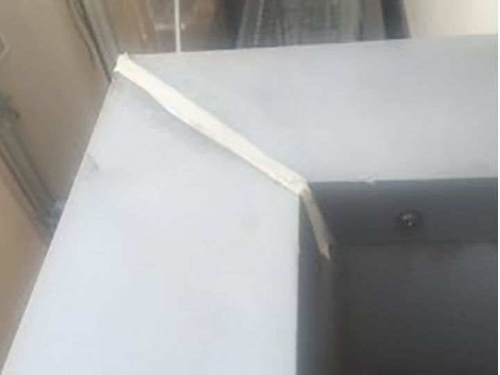 笠木ジョイント部を新しいコーキングに打ち替えました。