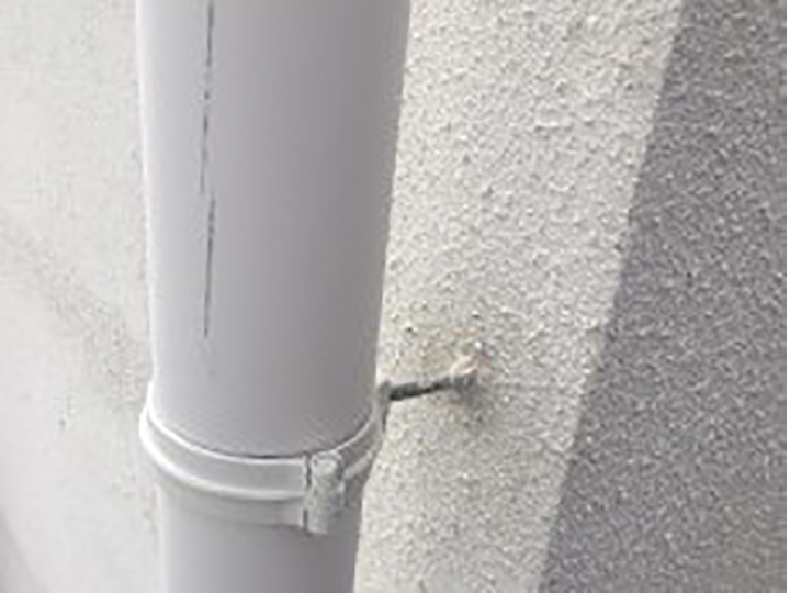 竪樋留めバンド差込口周りを新しいコーキングに打ち替えました。