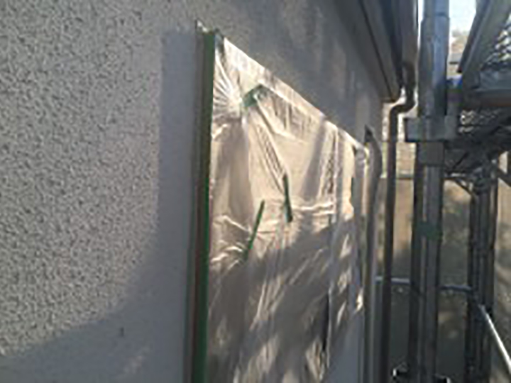 塗装前に窓周り等の開口部に養生を設置していきます。<br />
ライン出しにもこだわります！