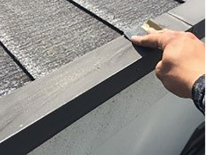 屋根板金包みの素地を調整します。