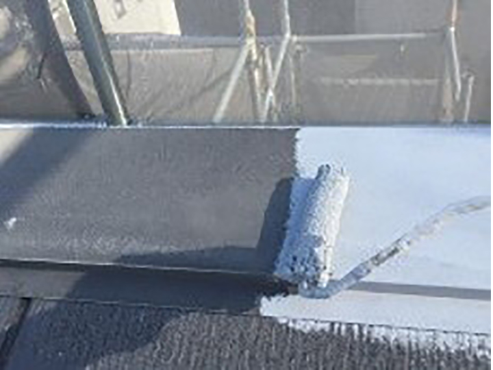 屋根板金包みにサビ止めを塗布します。