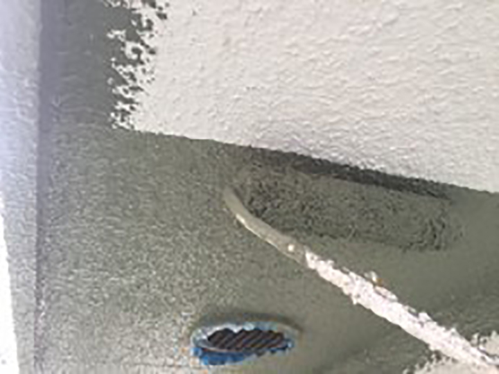 外壁塗料にて、上裏仕上げ1回目を行います。