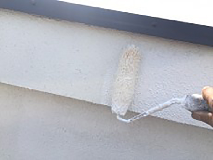 破風の下塗りを行います。