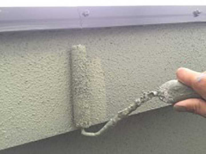 外壁塗料にて、破風仕上げ2回目を行います。