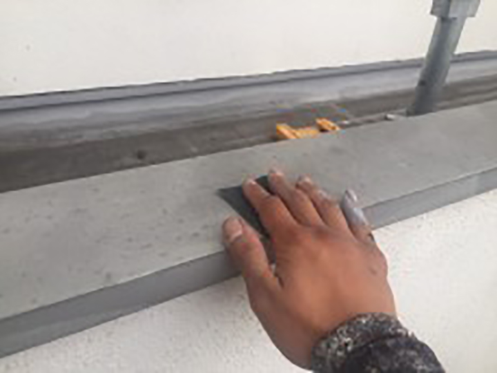 笠木の素地を調整します。