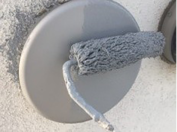 通気口に専用プライマーを塗布します。