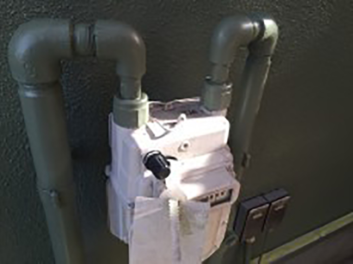 ガスメーターパイプの塗装塗装を行います。