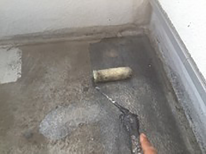 専用プライマーを塗布します。