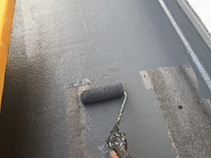 トップコート塗布の1回目を行います。