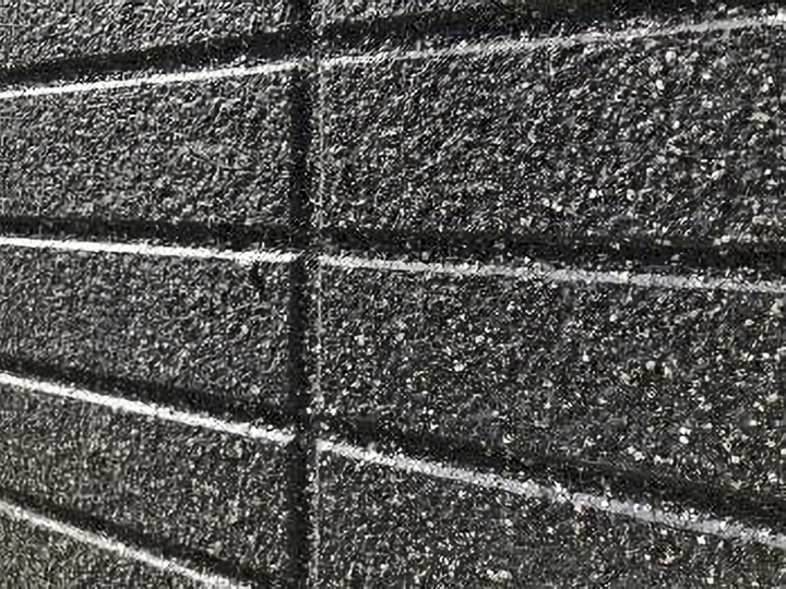 施工後のお写真です。<br />
タイル調を活かした多彩模様仕上げは最高ですね！